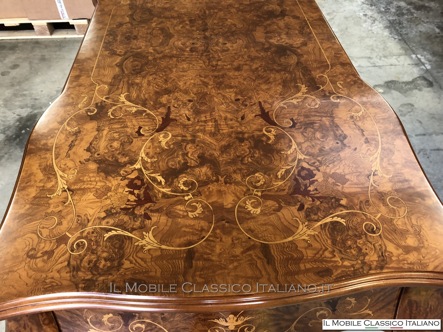 scrivania classica elegante in legno massello artigianale